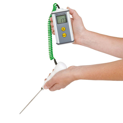 une personne tenant un Thermomètre en métal CaterTemp auquel est attaché un fil provenant de Thermometre.fr.