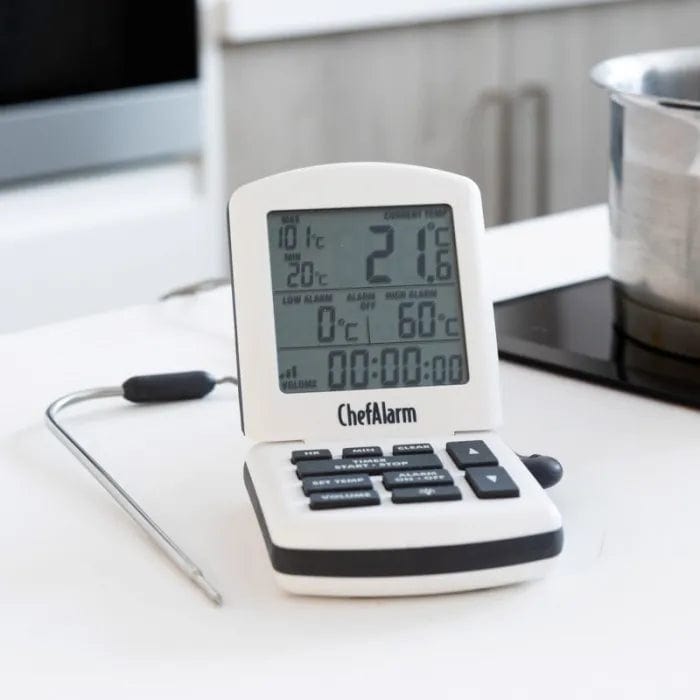 Un thermomètre ChefAlarm posé sur un comptoir de cuisine de la marque Thermomètre.fr.