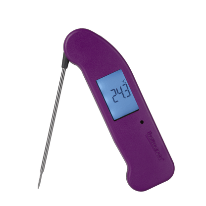 Un thermomètre numérique Thermapen® One violet sur fond noir par Thermometre.fr.